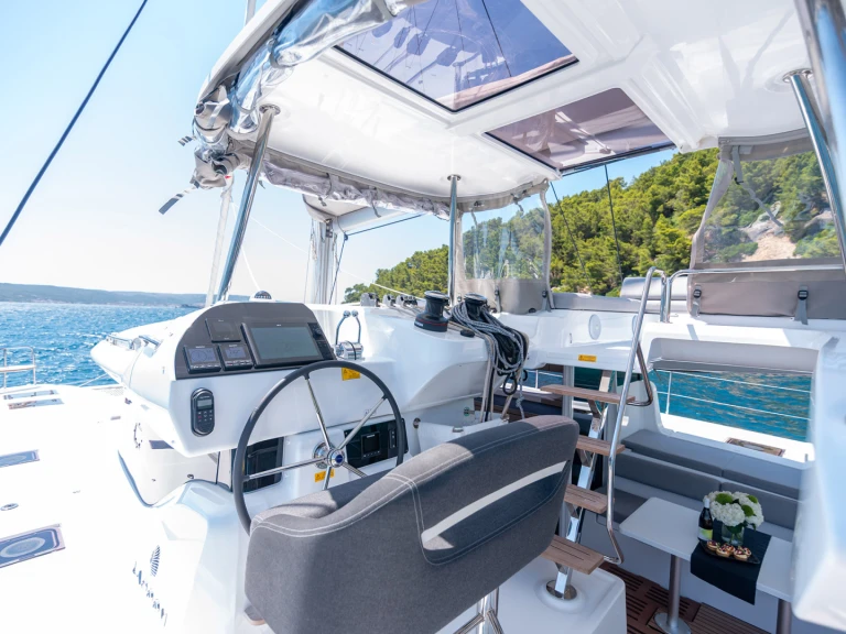 Catamaran rental in Kaštela - Lagoon Lagoon 43 - 3 + 1 cab. OW