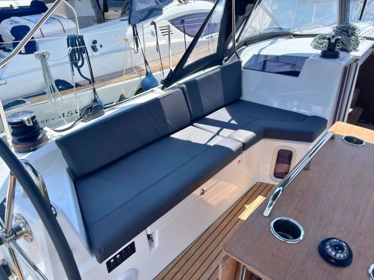 Bénéteau Oceanis 40.1 charter bareboat or captained in  Alimos