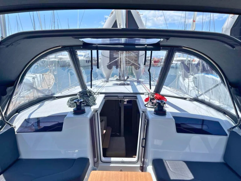 Bénéteau Oceanis 40.1 in Alimos on SamBoat