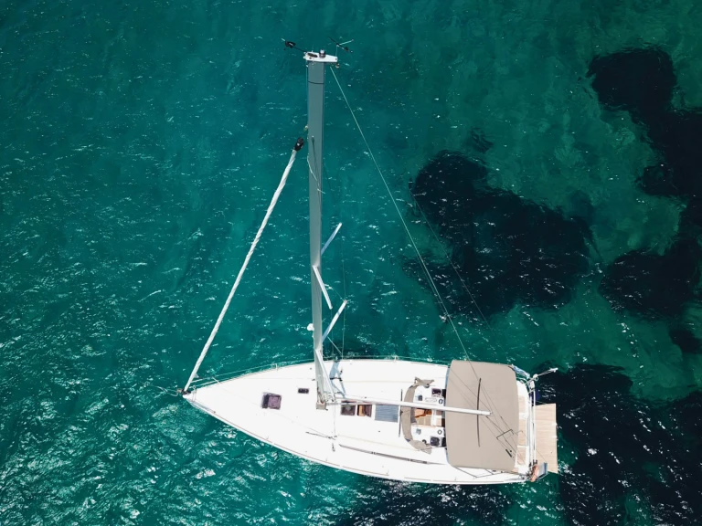 Jeanneau Sun Odyssey 419 in Alimos on SamBoat