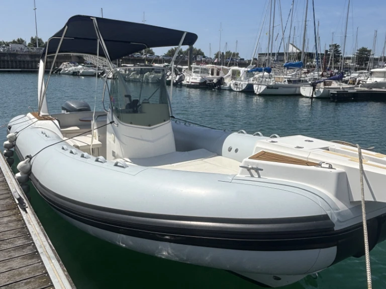 Motorboat for rent La Rochelle at the best price
