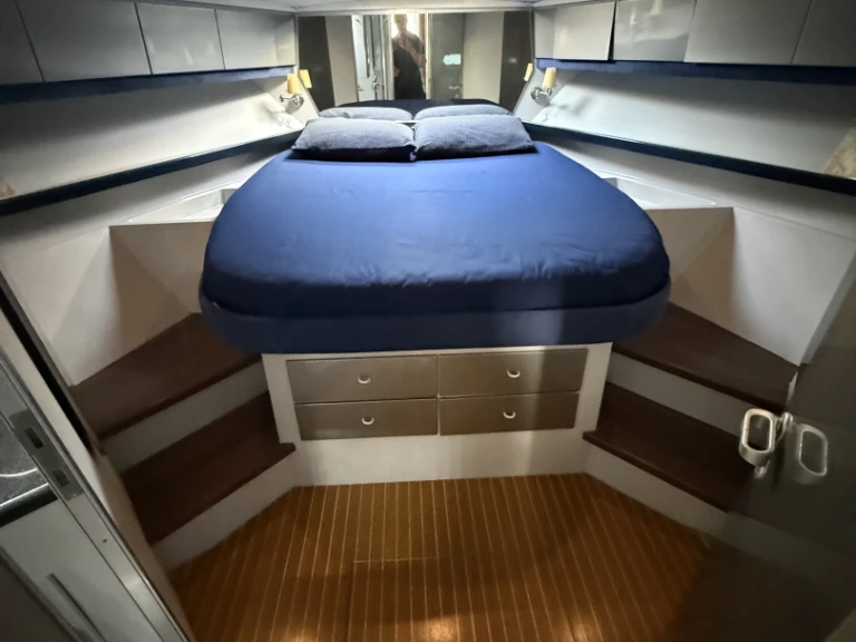 Motorboat rental with or without captain Ferretti Golfo Aranci Port