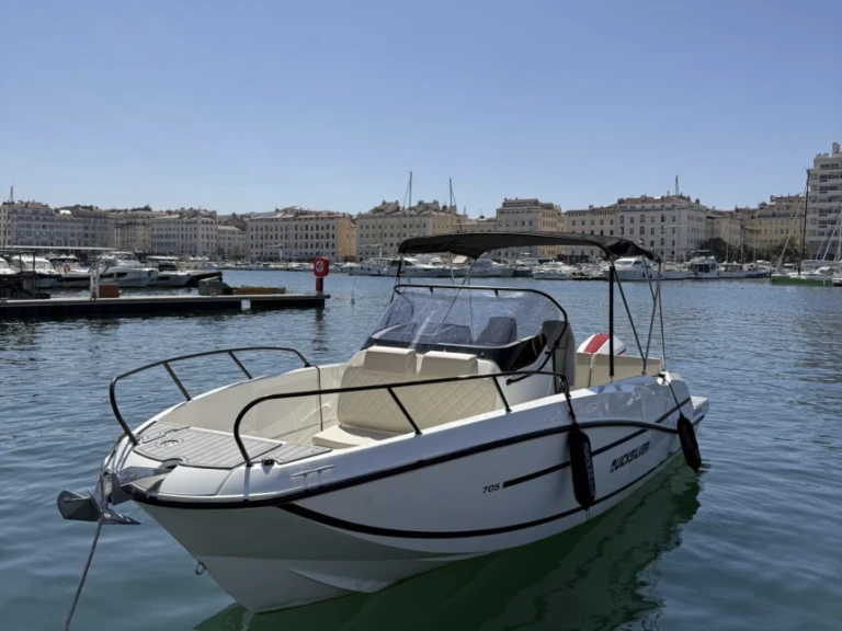 Bareboat Rental Motorboat Quicksilver with a boat licence