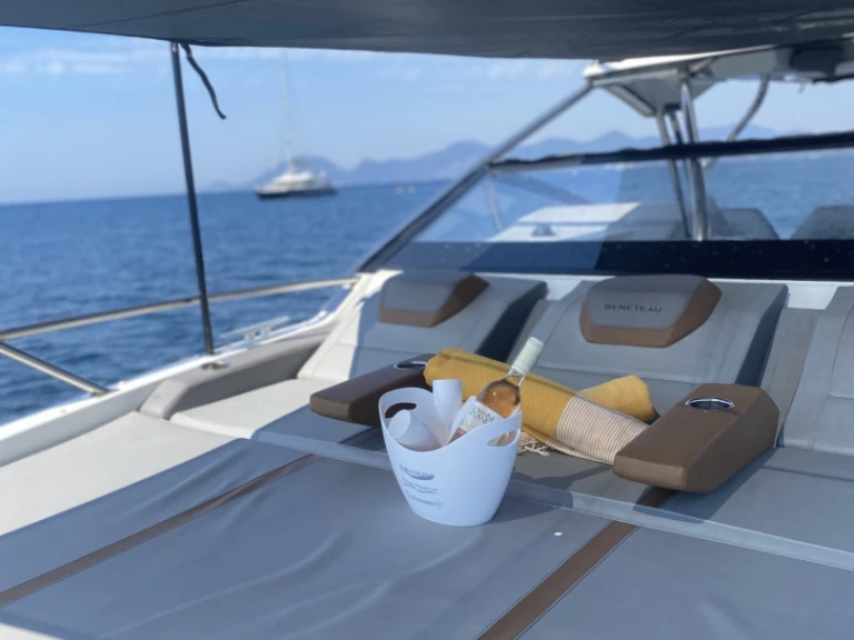 Bareboat Rental Motorboat Bénéteau with a boat licence