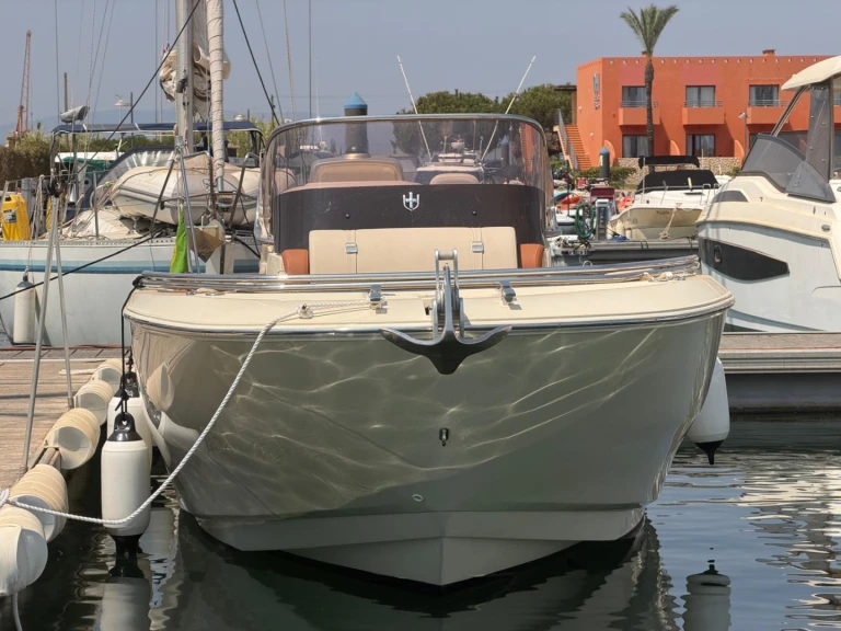 Boat rental Invictus  280 SX in Portimão on Samboat