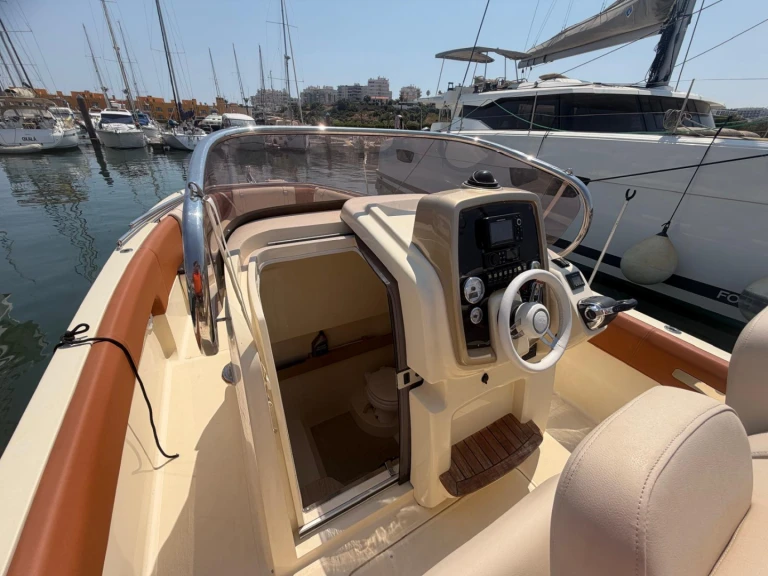 Motorboat rental with or without captain Invictus  Portimão