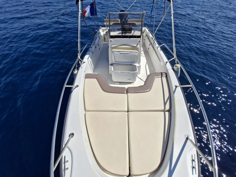 Motorboat rental with or without captain Boston Whaler Port de la Rague