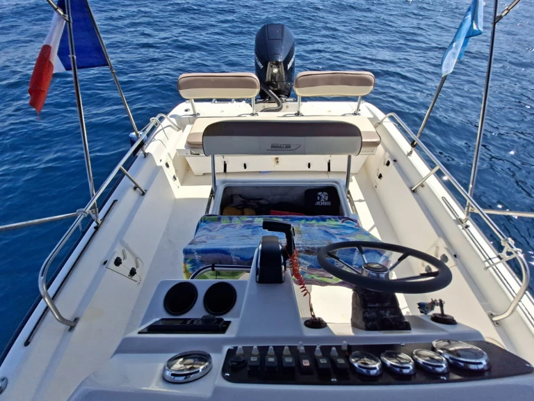 Bareboat Rental Motorboat Boston Whaler with a boat licence