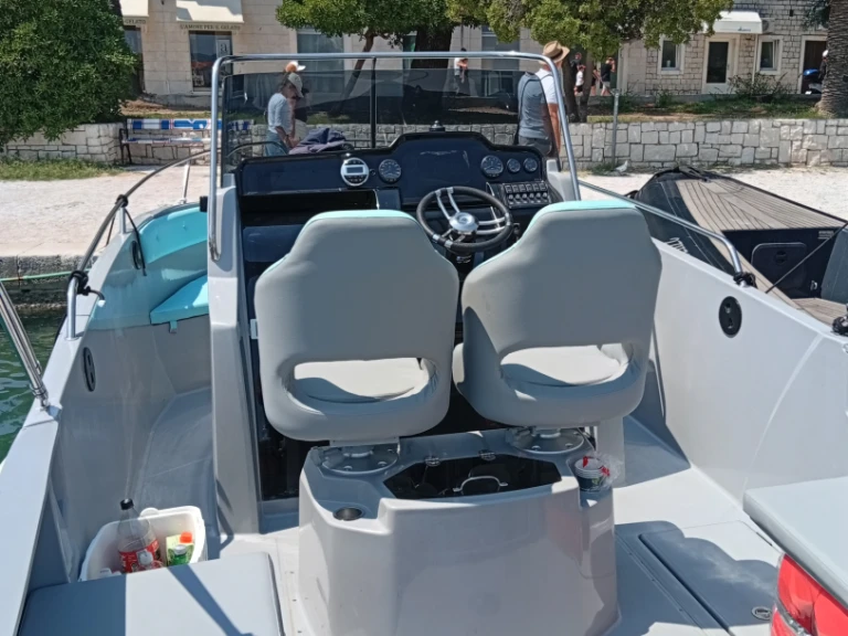 Motorboat rental with or without captain Jeanneau Split