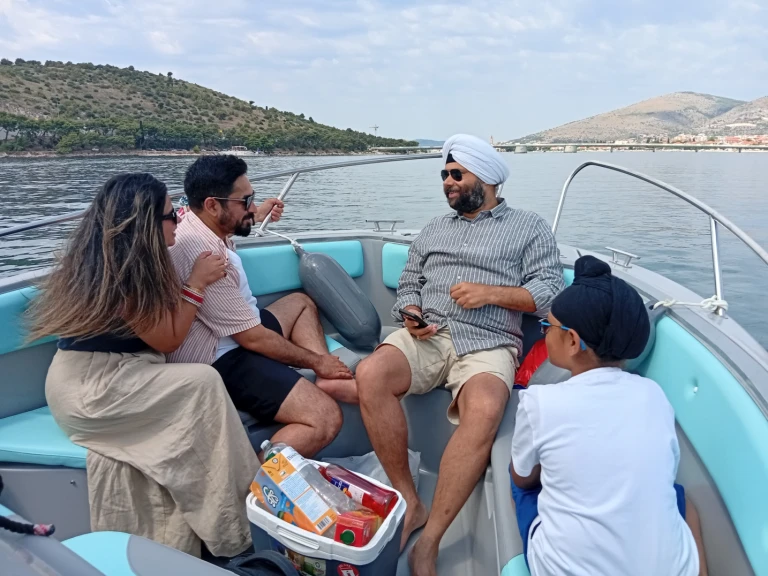 Motorboat rental with or without captain Jeanneau Split