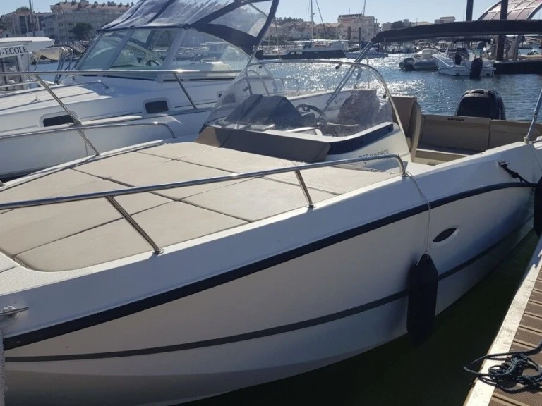 Rent a Quicksilver Activ 755 Sundeck Marseille