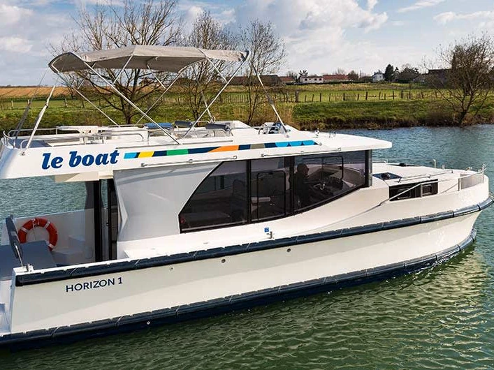 Motorboat rental with or without captain Le Boat Saint-Gilles du Gard
