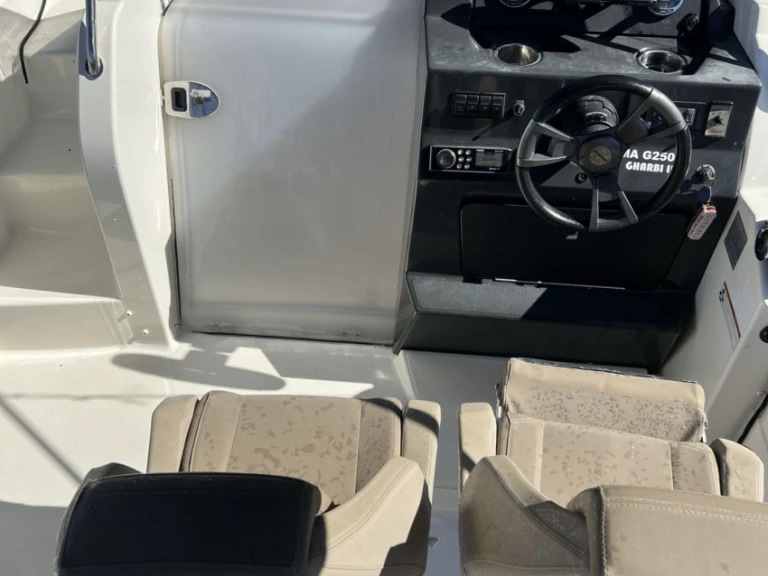 Boat rental Quicksilver Activ 675 Sundeck in Marseille on Samboat