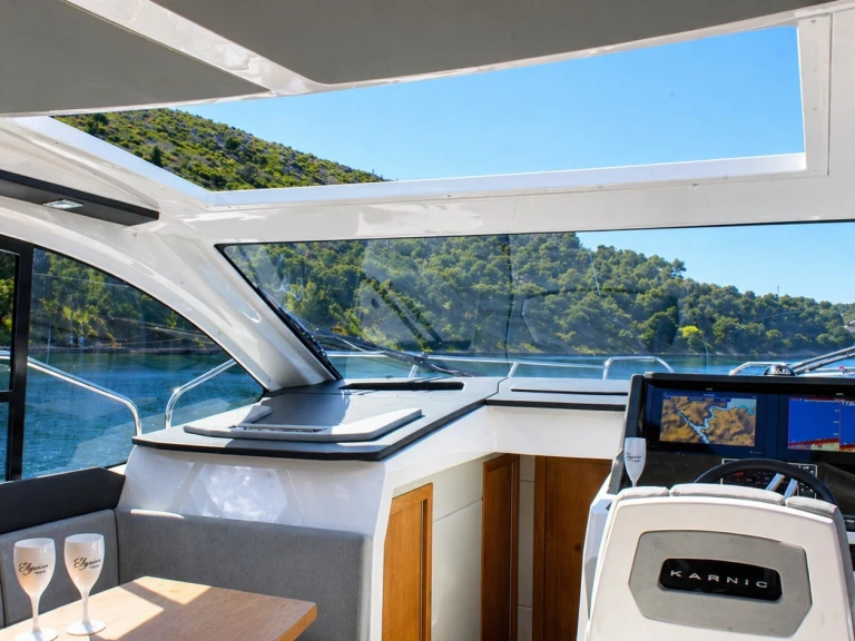Motorboat rental with or without captain Karnic Šibenik