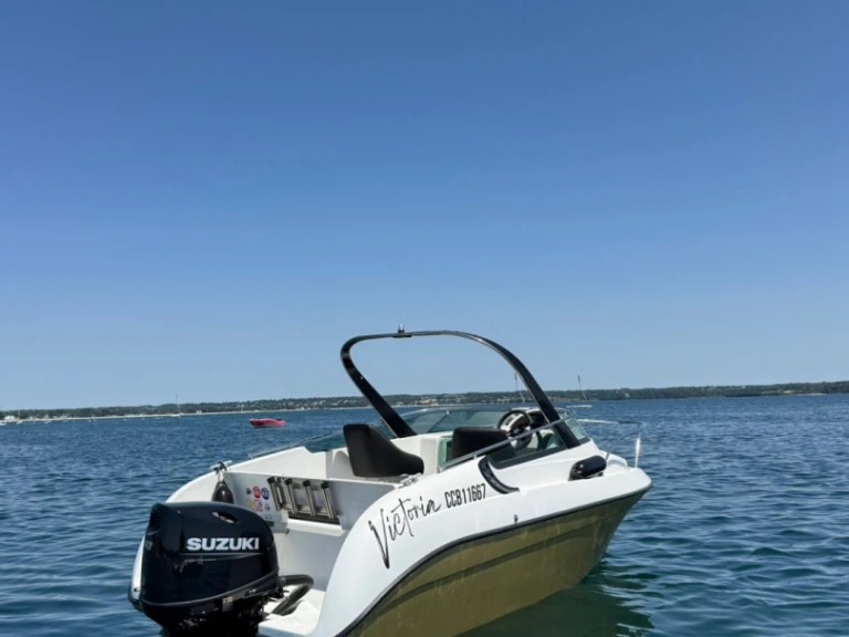 Bareboat Rental Motorboat Bénéteau with a boat licence