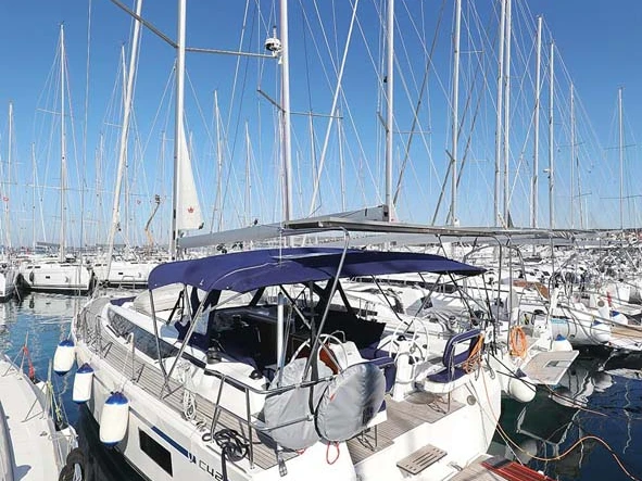 Boat rental Bavaria Bavaria C42 in Biograd na Moru on Samboat