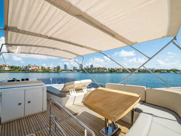 Rent a Prestige Yachts Molto Piaciuto Bahamas