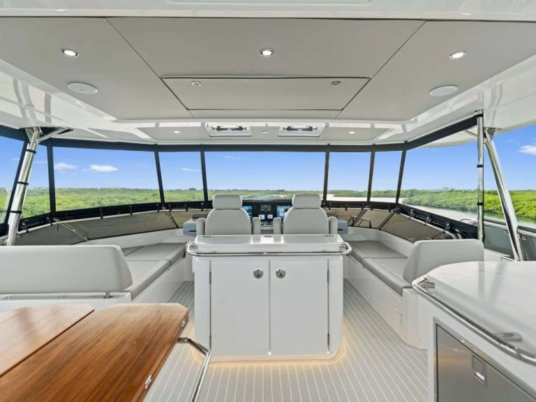 Luxury Yacht for rent Cannigione at the best price