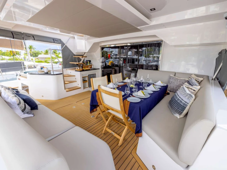 Luxury Yacht for rent Road Town at the best price
