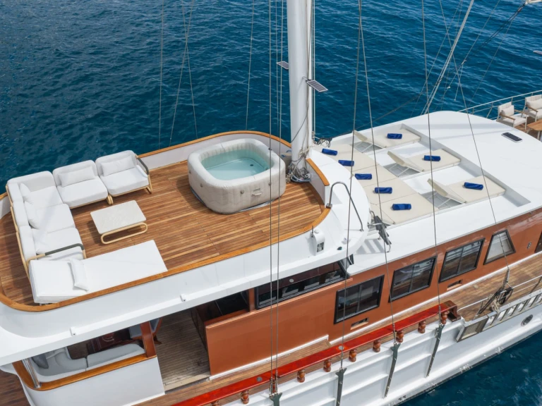 Yacht charter Split cheap Phoenix Bronze