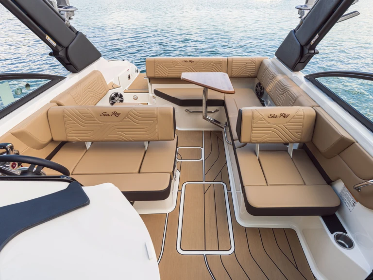 Boat rental Sea Ray  250 sdx in Port d'Arcachon on Samboat