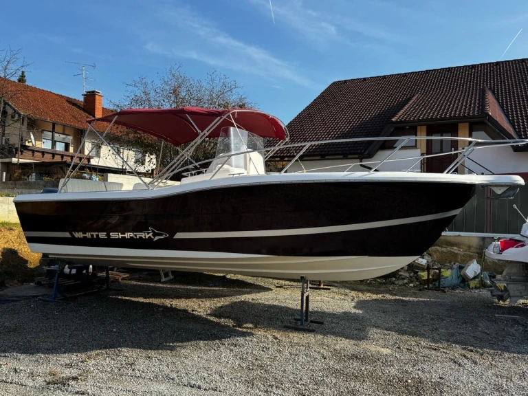 Bareboat Rental Motorboat Kelt with a boat licence