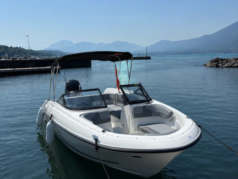 Bayliner VR4OE in Aix-les-Bains on SamBoat