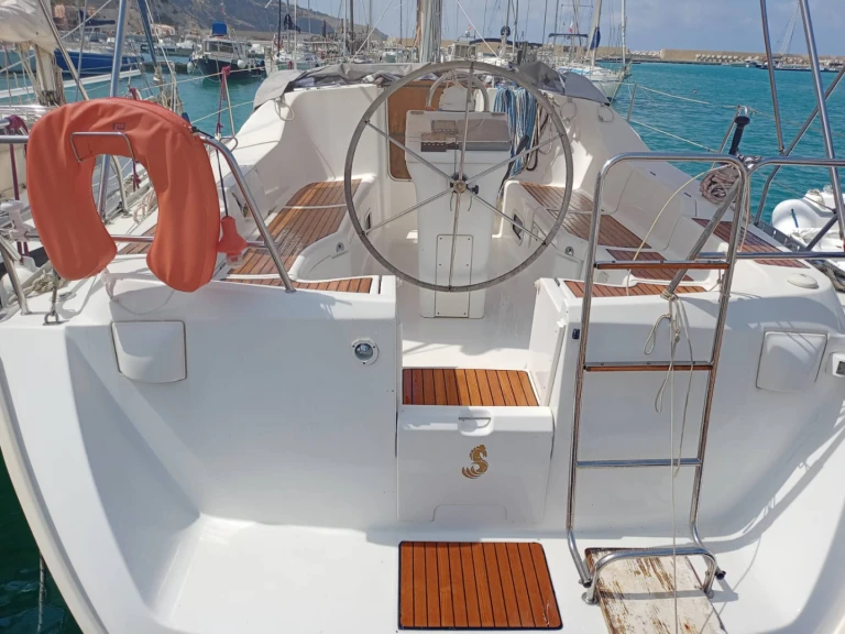 Bénéteau Oceanis 393 Clipper charter bareboat or captained in  Castellammare del Golfo