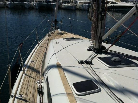 Jeanneau Sun Odyssey 42i in Lávrio on SamBoat