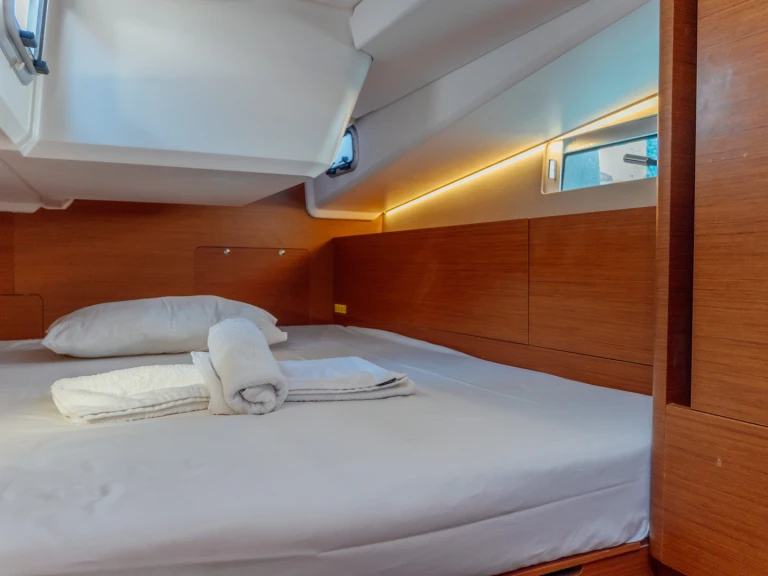 Jeanneau Sun Odyssey 490 in Néa Péramos on SamBoat