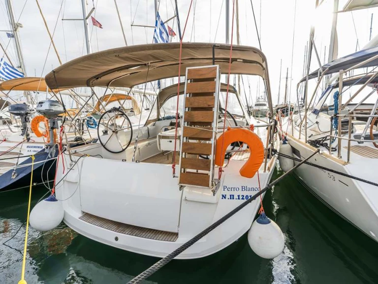 Boat rental Jeanneau Sun Odyssey 519 in Neo Klima on Samboat