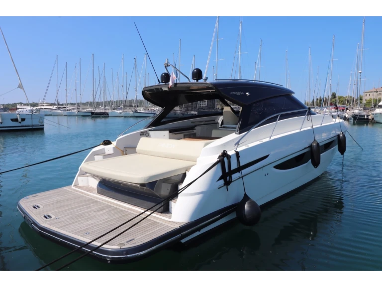 Bareboat Rental Motorboat Focus with a boat licence