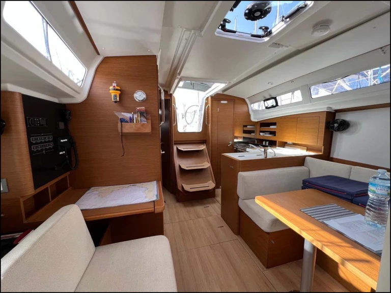 Jeanneau Sun Odyssey 380 in Gouvia on SamBoat