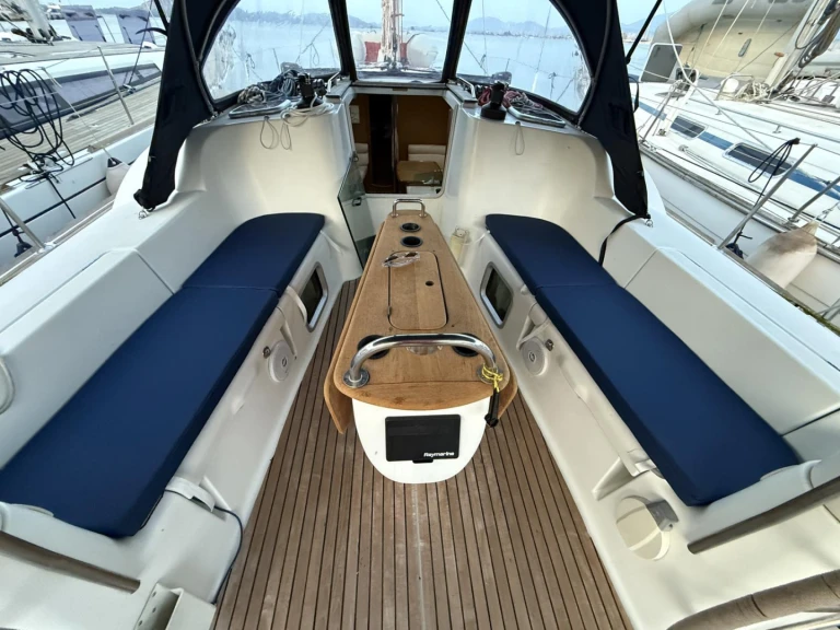 Boat rental Jeanneau Sun Odyssey 42i in Lávrio on Samboat