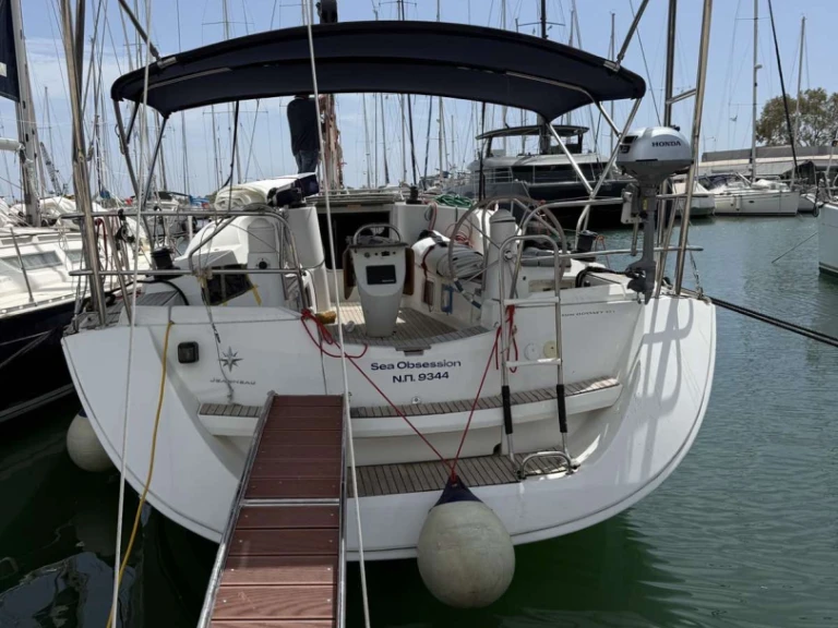 Sailboat rental with or without captain Jeanneau Lávrio