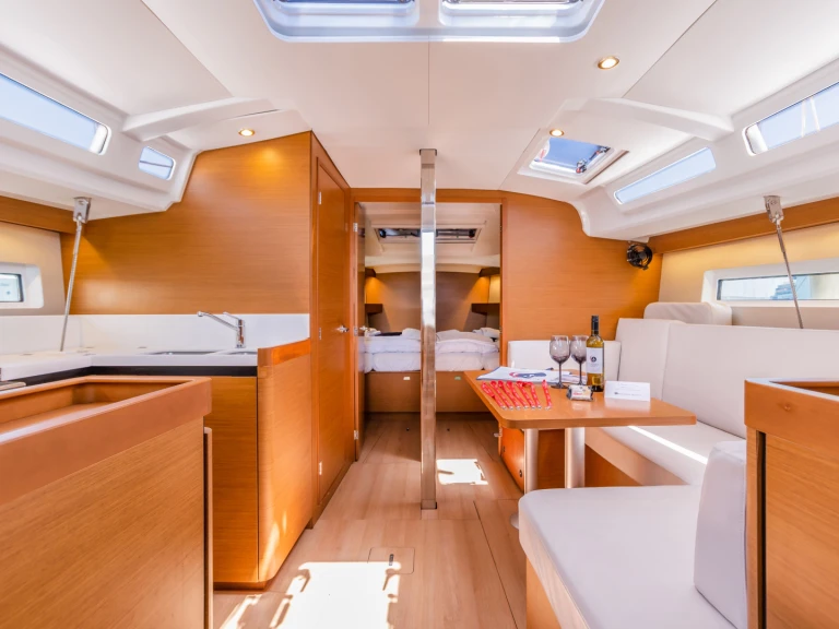 Boat rental Jeanneau Sun Odyssey 440 in Lávrio on Samboat