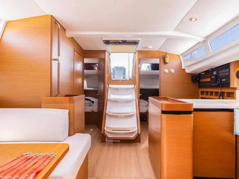 Sailboat rental with or without captain Jeanneau Lávrio