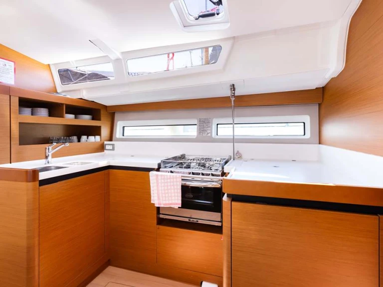 Jeanneau Sun Odyssey 490 in Néa Péramos on SamBoat