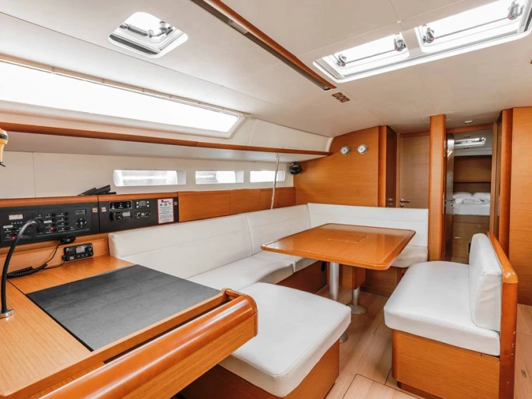Sailboat for rent Neo Klima at the best price