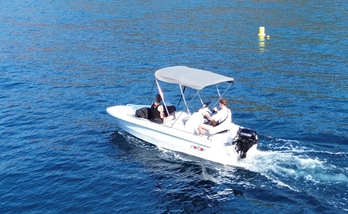Bareboat Rental Motorboat ROTO with a boat licence