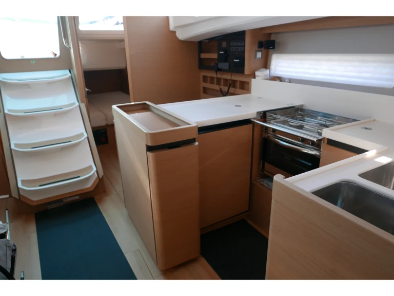 Sailboat for rent San Vincenzo at the best price