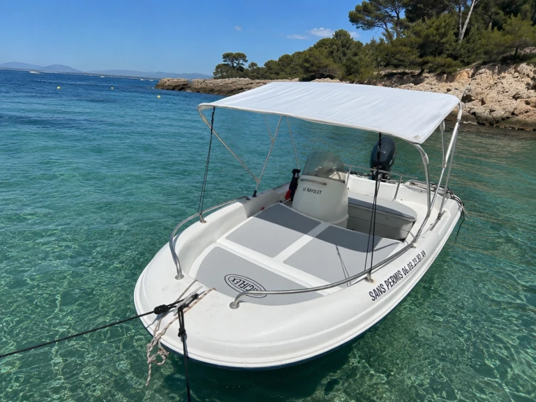 Motorboat rental in Six-Fours-les-Plages - Jeanneau Cap 400 Console