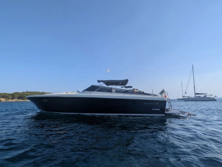 Boat rental Itama 40 in Port Grimaud on Samboat