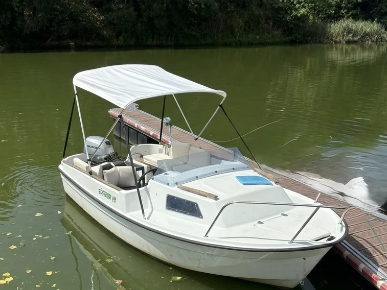 Bareboat Rental Motorboat Bénéteau with a boat licence