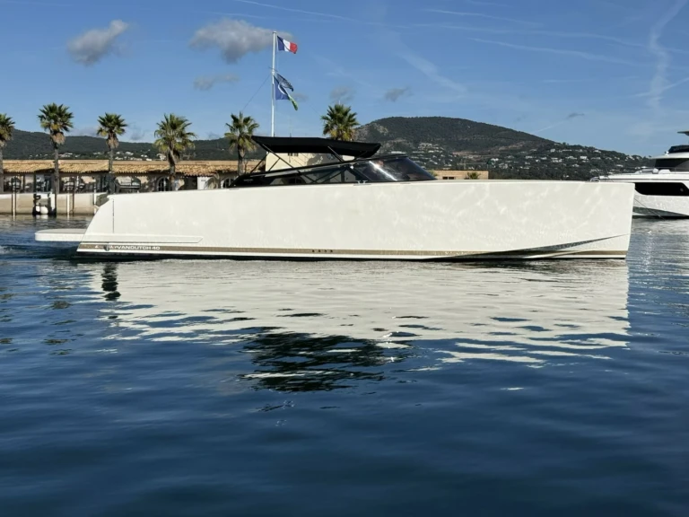 Bareboat Rental Motorboat VanDutch with a boat licence