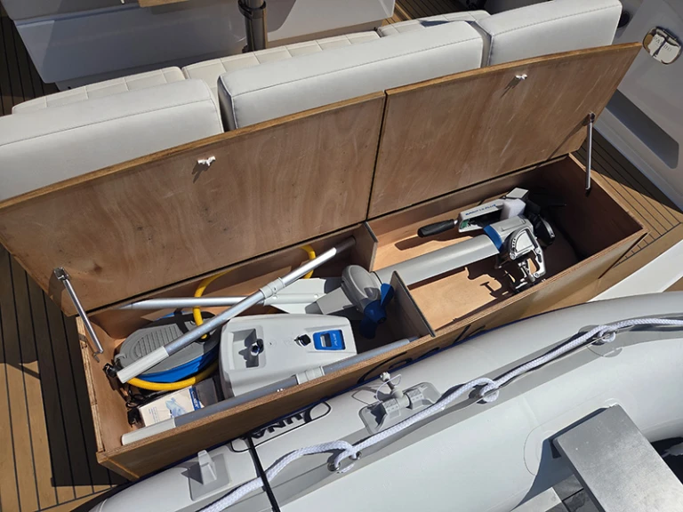 Bareboat Rental Motorboat Pardo Yachts with a boat licence
