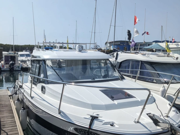 Motorboat rental in Saint-Gilles-Croix-de-Vie - Jeanneau Merry Fisher 795 Series2