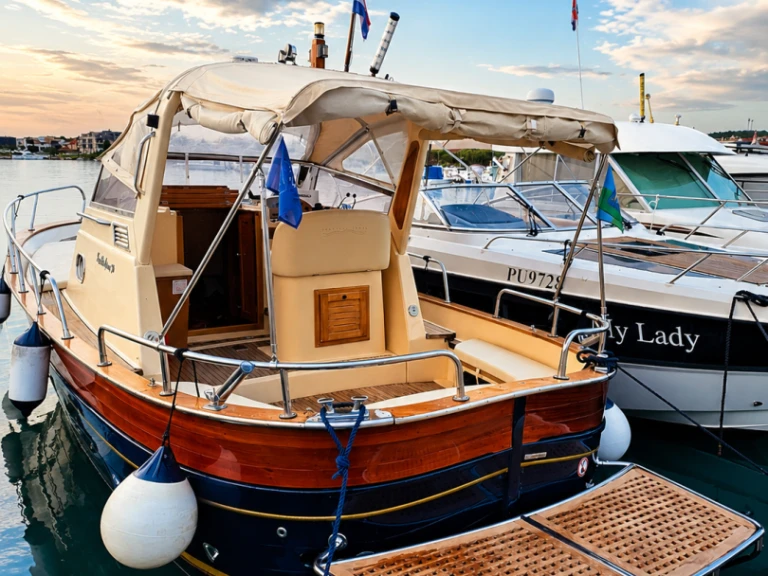 Rent a Fratelli Aprea Sorrento 7,50 cabinato Medulin