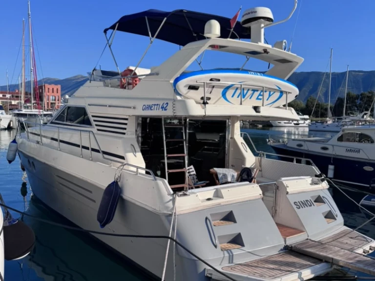 Motorboat rental in Rrethi i Vlorës - Ferretti Altura 39