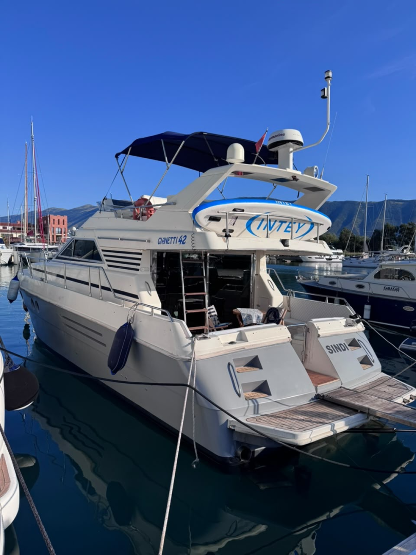 Motorboat rental in Rrethi i Vlorës - Ferretti Altura 39